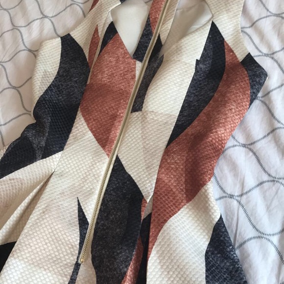 Textured and lined geometric neutral dress - Picture 4 of 8